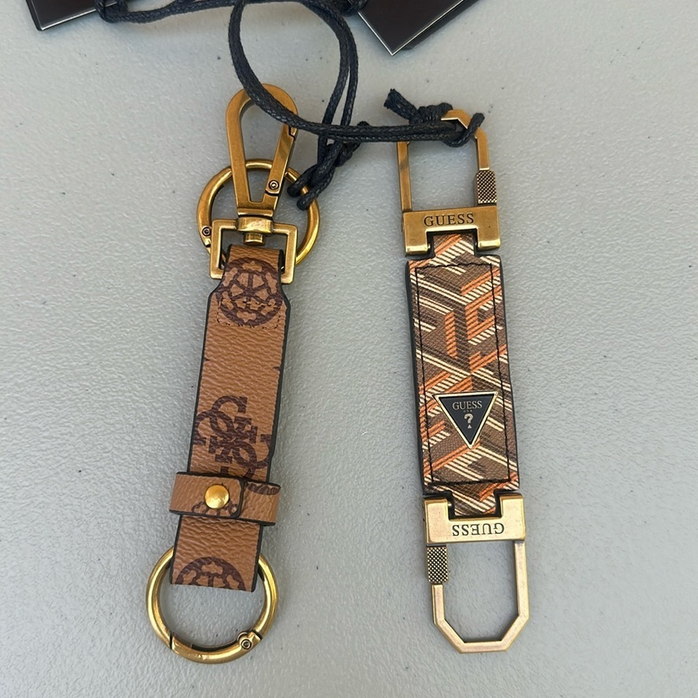New GUESS KEYCHAINS Keyholder